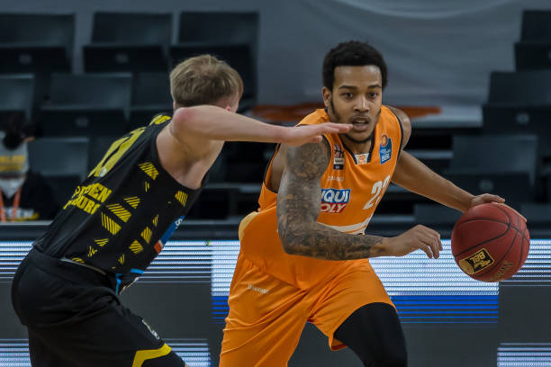 多名球员相 多名球员相